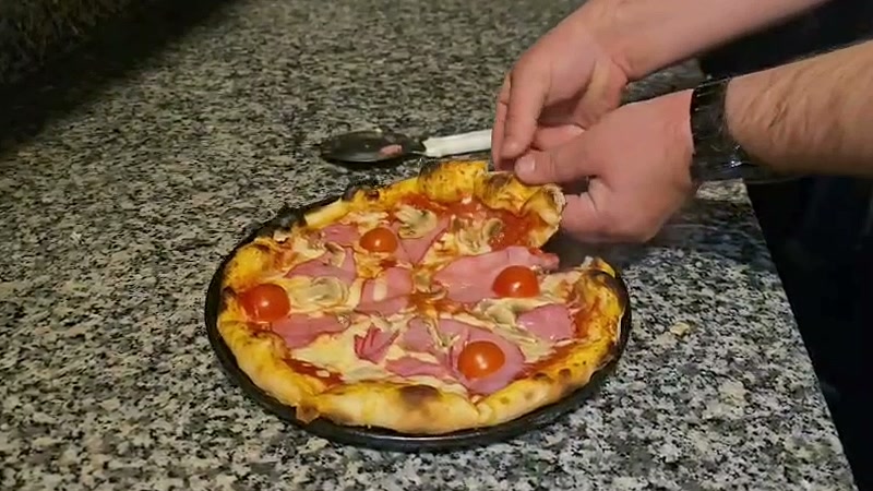 Picë me një fetë të ngritur në Pizzeria Labi